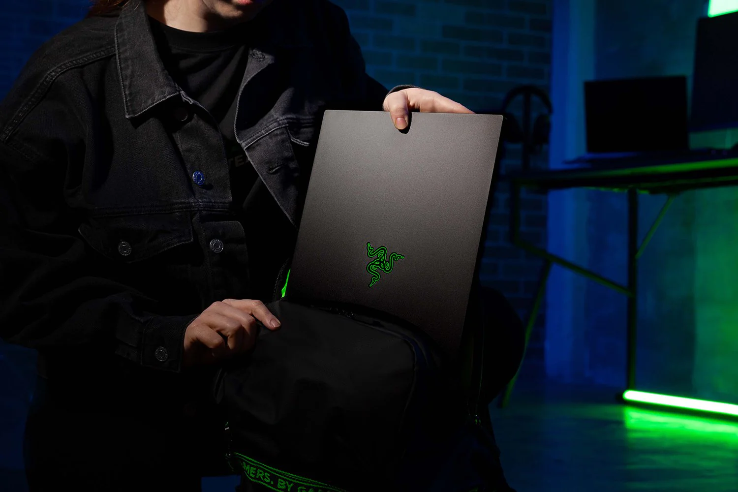 Razer Blade 15 15.6 I7-13800H 16GB 1TB NVIDIA GeForce RTX 4070 / Intel Iris Xe Graphics Windows 11 Home